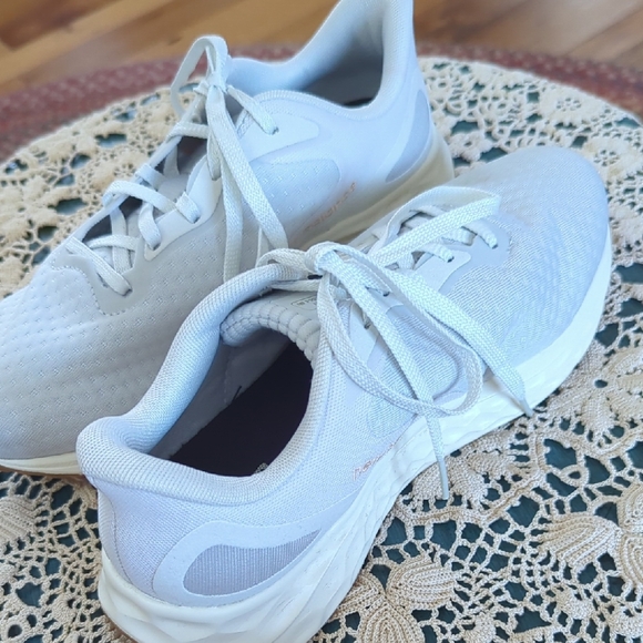 New Balance - Picture 2 of 3